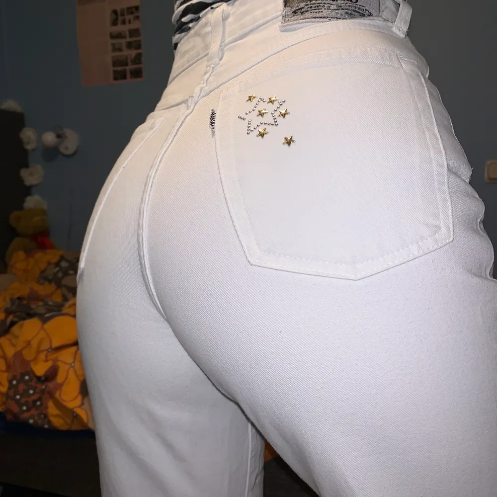 Smyckade vita jeans från Angels Jeans! Sitter perfekt men tight på mig med 27 i midja. Funkar säkert jättebra för 25-26. Fina detaljer på fickorna och på insidan <3. Ankle length på mig som är 170 cm. Inte genomskinliga, enormt plus! Gjorda i Italien.. Jeans & Byxor.