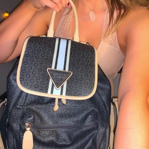 äkta Guess väska  - använd Max 2 gånger, äkta. Inkluderad frakt vid snabb affär🤍