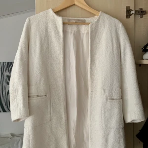 Halvlång kappa från ZARA - Vit tunnare kappa som slutar vid rumpan, använd några få gånger. Storlek S🥰 buda på! 