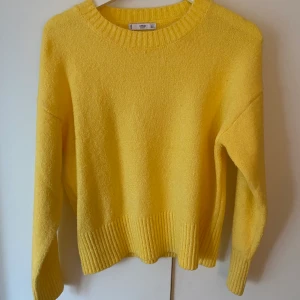 Stickad tröja från Mango, storlek M - Skön, inte alls stickig, stickad tröja från Mango i härlig klargul färg. Storlek M men passar även mindre/större storlekar beroende på önskad passform. (Jag har storlek S/M i vanliga fall). Sparsamt använd, frakt tillkommer 💞❤️