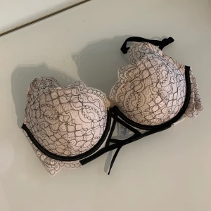 Bh - 75D - En jättefin bh i storlek 75D Jag bjuder på frakten 100kr