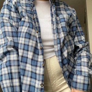 SKJORTA RUTIG - Rutig skjorta i storlek s/m. Fint skick! 50 kr + frakt 🚚 