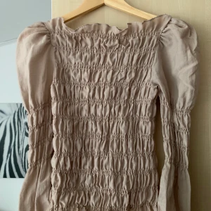 H&M blus - Superfin blus från H&M trend med ballongaxlar strl XS🥰 bara använd en gång. Buda på! 