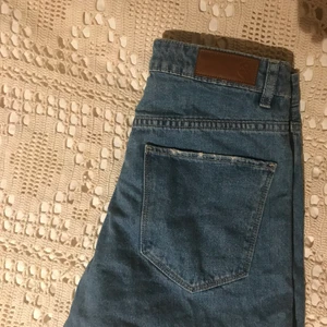 Blåa shorts - Blåa shorts, har lite slitningar (ska vara så 🙃). Fint skick. Använda 1 gång.