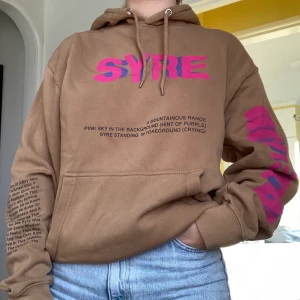 SYRE hoodie  - Skitcool hoodie från Jaden Smiths merch SYRE i storlek S, sitter snyggt oversized på mig som passar i S och är 160 cm lång. Många coola detaljer på ärmarna och fram och baksidan, fråga efter närmare bilder! Köpt för $85 (Köparen står för frakt)