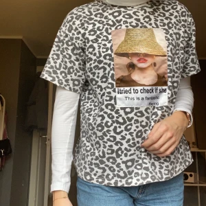 T-shirt  - Säljer en T-shirt som är använd fåtalet gånger. Mjukt och lite tjockare material. Storlek S. Frakt tillkommer!