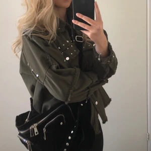 Jacka från Zara - Snygg militärgrön jacka från Zara med nitar, storlek L (Passar S-L). Den har lite missfärgning vid slutet av armarna men det är knappt något som syns när man använder den. Köparen står för frakt som är ca 60kr. 💕