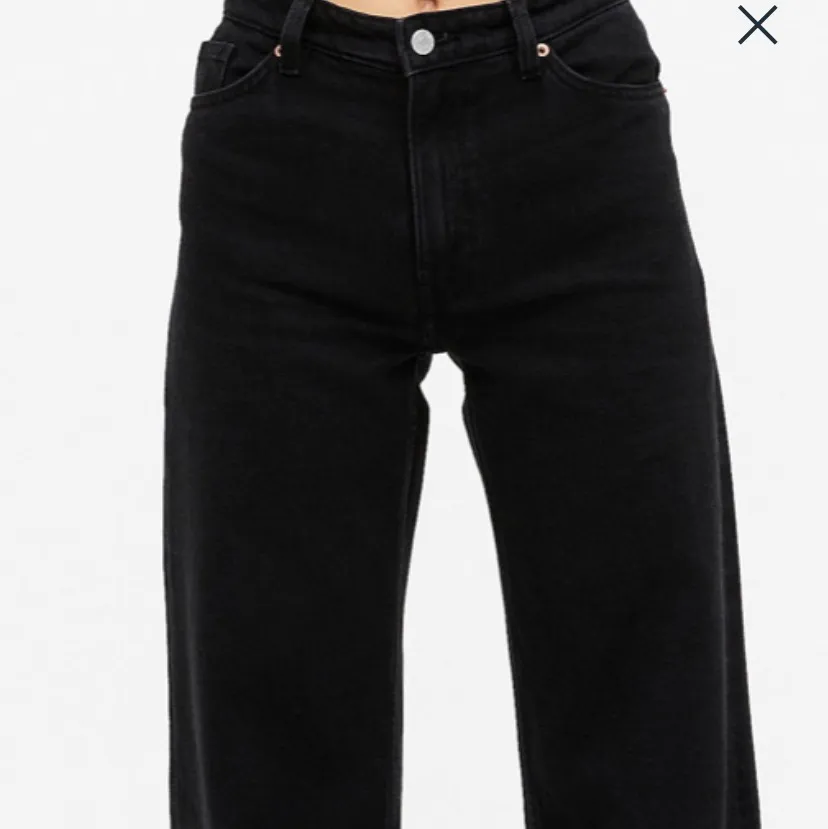 Svarta vida Monki jeans storlek 36/34.  Ordinarie pris 400kr, nytt pris 250kr. Frakt ingår ej. Jeans & Byxor.