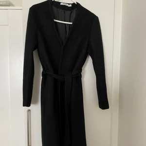 Kappa - Svart kappa från NAKD, använd ett fåtal gånger så den är i toppskick. Säljer nu pga för lite plats hemma. Storlek Xs men passar en S också. Köparen står för frakten🖤