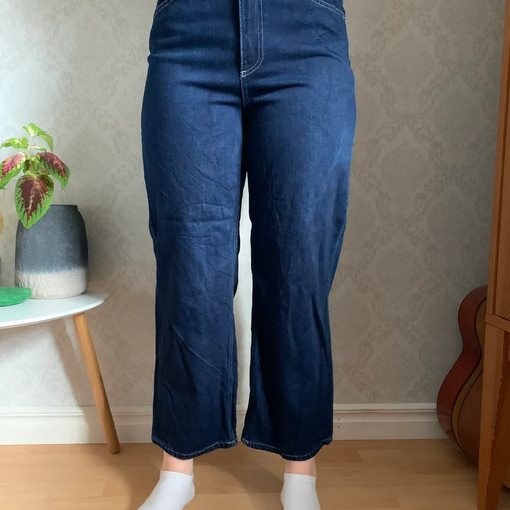 Säljer mina monki jeans nu. Köpte dem för 500 kr för va 1,5 år sedan. Kom gärna med pris förslag. Kan mötas i Karlstad, köparen står för frakten. Katt finns i hemmet🥰✨. Jeans & Byxor.