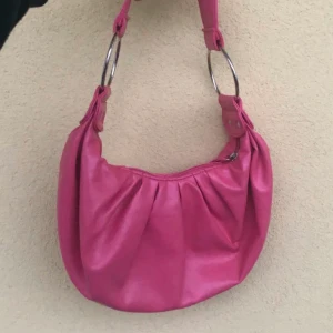rosa axelväska💕 - Söt rosa axelväska, bra skick aldrig använd💞 Köparen står för frakt 💞