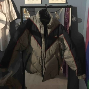  - fetaste jackan i universum!! har tyvärr ingen användning för den :( budgivning från 100kr:) i kommentarerna gärna:) avslutas nästa onsdag (11/11)