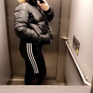 Adidas pennkjol  - Super cool pennkjol, köpt ifrån Beyond Retro men originellt ifrån Adidas. Sitter tight och skönt med resår i midjan 