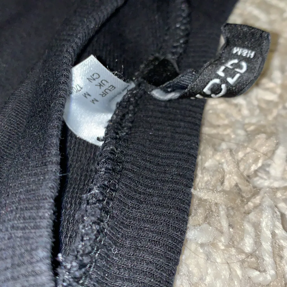 Fin tröja från hm köpt för ca ett år sedan , läker för jag behöver rensa ut min garderob . Tröjor & Koftor.