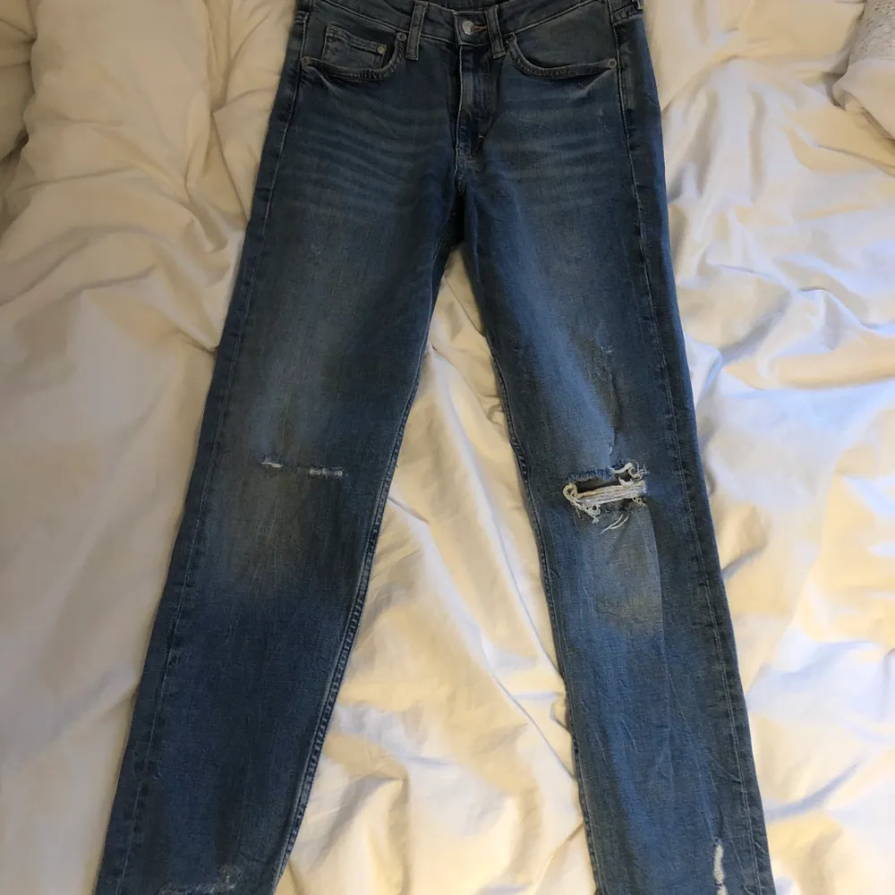  jeans från HM som jag tyvärr vuxit ur. Stl 160, sparsamt använda . Jeans & Byxor.