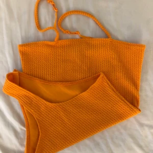 Orangebody - Snygg orange body från bikbok, strl XS🧡💛 kontakta för fler bilder! Köparen står för frakt 🚚 