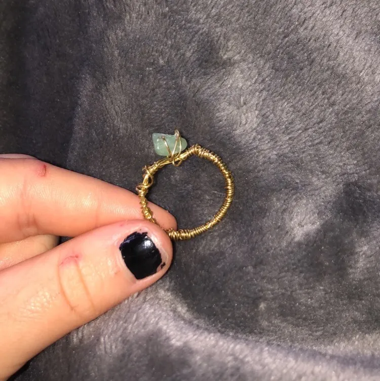 Säljer lite ringar som jag gjort själv, ringen är gjord av guldig ståltråd och en grön kristall . Säljer denna ring för 20 kr+ 11 kr i frakt. DMa mig vid intresse!. Accessoarer.