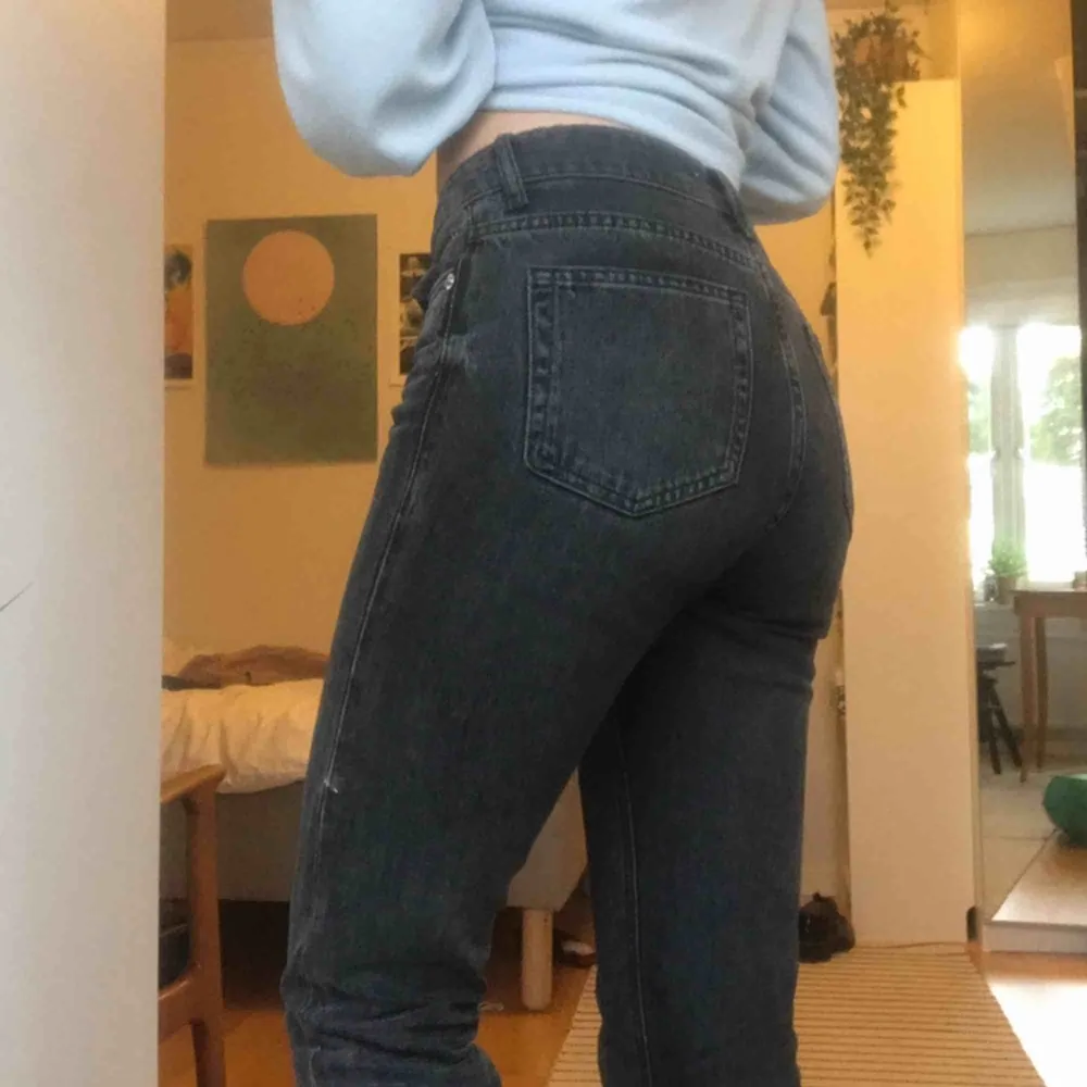 Gråa populära jeans från Zara i strl 34, XS-S! Bud från 80kr (frakt ca 70kr)! 💓. Jeans & Byxor.