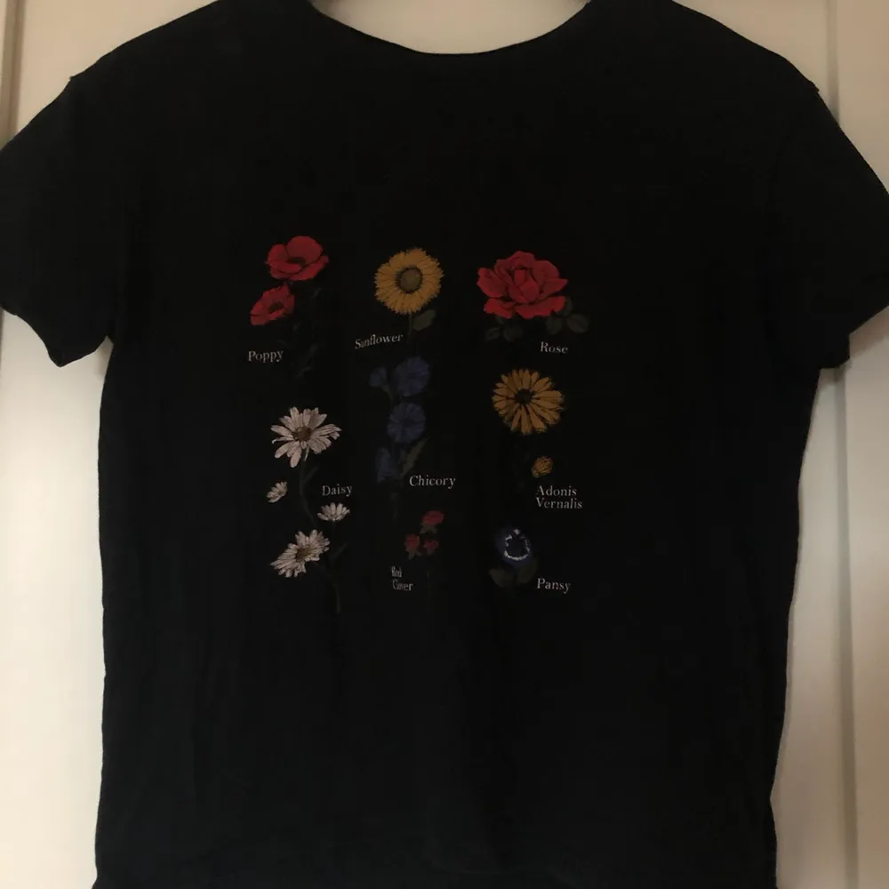 En t-shirt från Bershka med olika blommor som motiv. Säljer då jag inte får någon användning av den längre. Den är i fint skick och har inga märken eller hål😌. T-shirts.