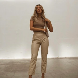 Bianca x Nelly  - Säljer nu dessa sviiin snygga byxor ifrån Biancas kollektion för Nelly då de inte sitter som jag tänkt. Bara använda ett fåtal gånger så de är som nya! De är i storlek medium som är slut på hemsidan.