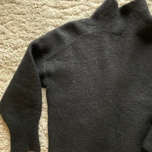 Stickad tröja från H&M trend - Superfin stickad tröja med polokrage från H&M trend. Använd en gång så jätte fräscht skick, som ny. Sticks inte på och sitter perfekt på mig som vanligtvis är 36/38 i storlek. 