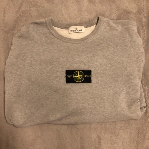 Stone Island Crewneck grey  - Stone Island Crewneck Size: L små i storlekarna Cond: Pre-Owned 8/10 Bin:1099k Bud:799 Fler bilder i DM🔌 CLG Scan finns.
