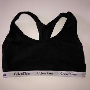 Calvin Klein topp i fint skick! Kontakta mig vid intresse💞