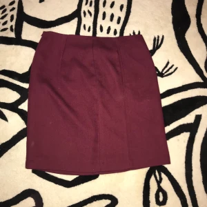 Vinfärgad kjol  - Kjol med jättesnygg färg och nästan osynlig dragkedja. Köparen betalar frakt! Tar Swish 
