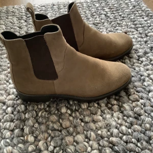 Vagabond boots 38 - Boots från vagabond i storlek 38. Mörkt beiga i mocka (skinn). Mjuka och sköna. I fint skick! Finns att prova/hämta i Blackeberg.