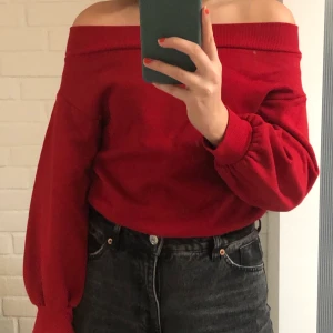 Of shoulder tjocktröja  - Köpt för ungefär 3 år sedan, fint skick! Mysigt, varm och en väldigt fin röd färg. Storlek XS men har man S så kommer den oxå passa perfekt.
