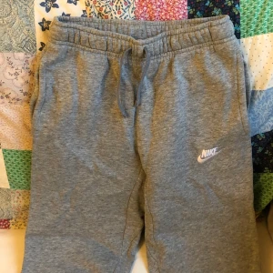 Mjukisbyxor från Nike  - Mjukisbyxor i bra skick från Nike! Kan mötas upp i Gbg, köparen står för frakt! :) 