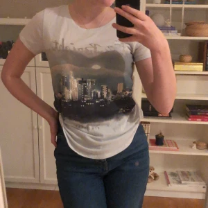 t-shirt med rhinestones - babyblå t-shirt med stadsmotiv och söta silvriga rhinestones med lite y2k vibe. jätteskön och lätt att dra på på sommaren.