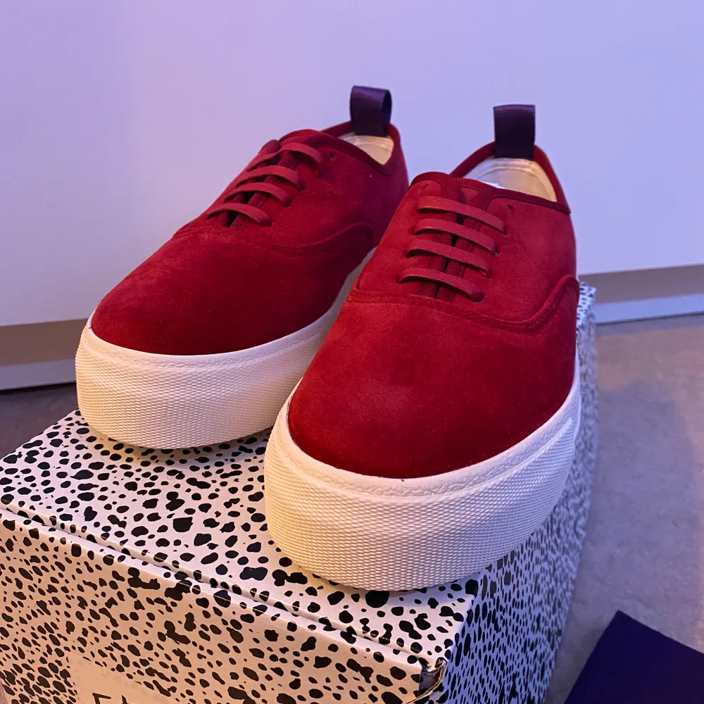Säljer mina helt nya röda Eytys skor, modell MOTHER. De kommer med vita snurre och dustbagen. Helt nya, aldrig använd. Bud gärna, vet inte hur mycket jag vill ha för dom (frakt tilkommer) 🌸. Skor.