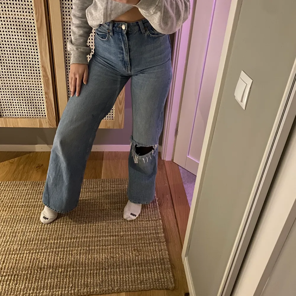 ett par svinsnygga jeans ifrån Weekday i modellen ICE! Jag har gjort hålet på knät själv! ✨ säljer pga att dom är lite för korta för mig för min smak!  DM vid intresse! ✨. Jeans & Byxor.