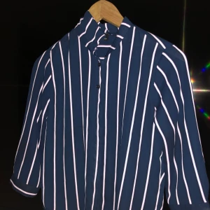 fin skjorta från monki - Säljer en fin skjorta Från monki. Den är blå/ svart i färgen med rosa sträck . Säljer då den inte kommer till användning . Köparen står för frakt , kan även mötas upp centralt i Malmö