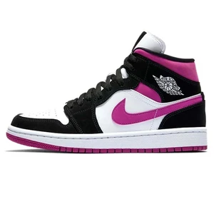 Jordan 1 Black Cactus Flower - (Lånade bilder, endast intressekoll för tillfället)                       Använda i ca 1,5 månad, inga skador/fläckar men lite cruisade där fram. Köpta från stockx för 1800 kr. Säljer endast vid bra bud, skriv privat för fler bilder 