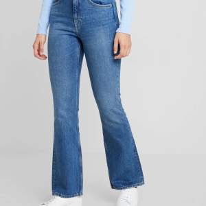 High waisted bootcut jeans från Weekday. Använt 1 gång. Nypris 500kr, säljer för 150kr✨ spårbar frakt 63kr