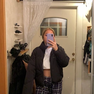 Puffer jacket  - Säljer denna populära svarta puffer jacket från HM i storlek XS. Använd ett par gånger men tröttnade ganska snabbt. Den är i superbra skick och inget är sönder. 😚😚