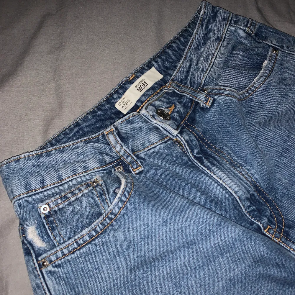 Mom jeans från topshop, ett par år gamla. W26 L32🥰 jag är 174 för referens. . Jeans & Byxor.