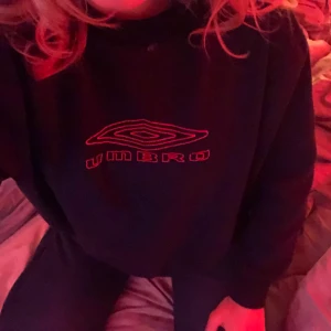 umrbo tröja - buda i kommentarerna! säljer min vintage, marinblåa umbro tröja. Den är i bra skick och bra kvalité😊 (ser ut som fläckar på bild 2 men det är endast smutsig spegel) avslutar budgivning på söndag.