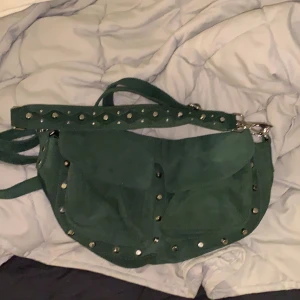 Unlimit handväska - Helt oanvänd väska från unlimit. Mörkgrön mocka! Köpt för runt 1200kr