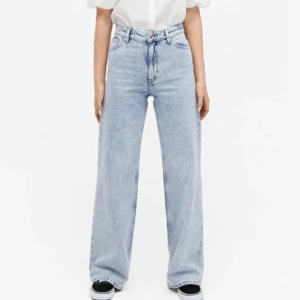 Monki jeans - Säljer domhär superfina jeansen från monki enbart för att dom är i min smak alldeles för långa. Superfin färg och passform (går absolut att sy upp) Skriv privat för fler bilder hur dom sitter på ☺️