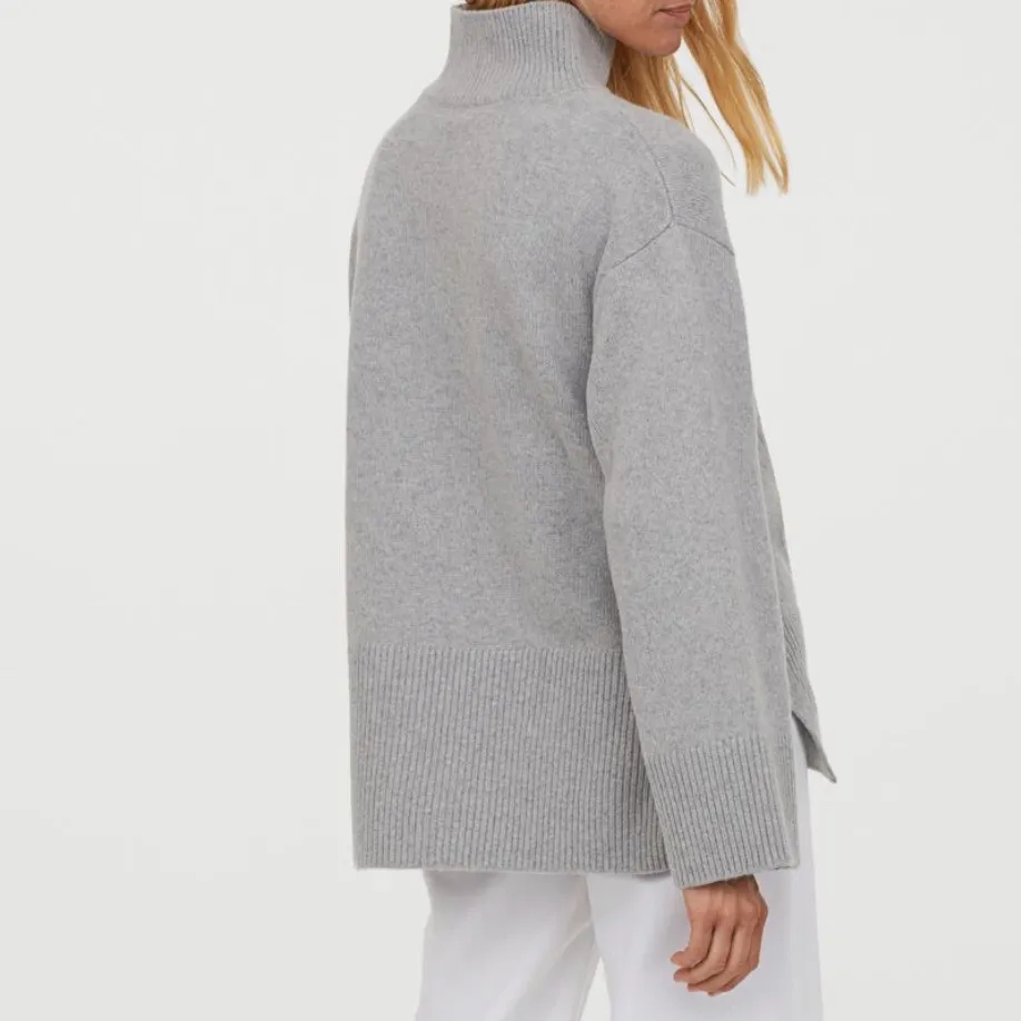 En superfin stickad tröja från H&M som är helt oanvänd med prislappen kvar. Den är lite oversized och storleken är slutsåld på deras hemsida! Skriv vid frågor . Stickat.