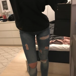 Lågmidjade jeans  - Blåa slitna jeans från Ullared, 164 i storlek så motsvarar xs på ett ungefär                                             Knappt använda 