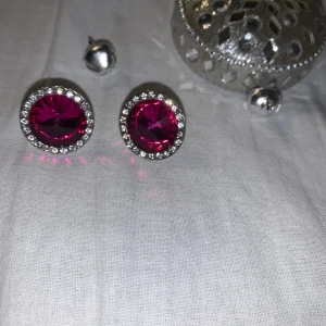 Örhängen - Så himla fina örhängen från Glitter 💖 jag tycker dom är så så fina men dom kommer aldrig till användning då jag bara använder samma hela tiden 😴 Priset är utan frakt och jag samfraktar gärna med andra smycken!