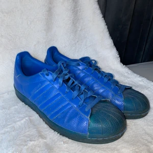 Adidas superstar blue size 42 - Blåa adidas superstar som ej kommer till användning längre. Normala i storleken och väldigt bekväma. Ganska använda därav priset. Frakten är inräknad.