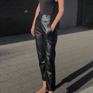 SKINNBYXOR nakd - Högmidjade raka skinnbyxor, lite kortare modell. Super fina och sitter perfekt i midjan. Som nya, använt endast ett fåtal gånger. Frakt tillkommer