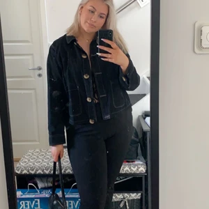 svart jacka - Jättefin svart jacka med sömmar från asos! Jättebra skick då den knappt är använd💕 storlek 46 men den är ganska liten i storleken skulle mer säga L/Xl