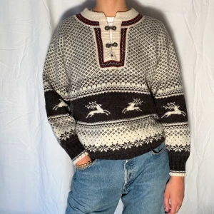 Lusekofta - Stickad norsk lusekofta Färg: Mönster  Fler bilder? Kontakta oss!