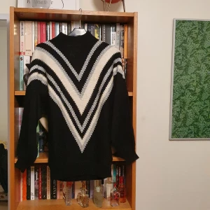 Vintage stickad tröja strl S - En stickad tröja som är köpt från Beyond Retro i storlek S. Fina ballongärmar. Jättebra skick! Köparen betalar frakten och betalning sker via swish